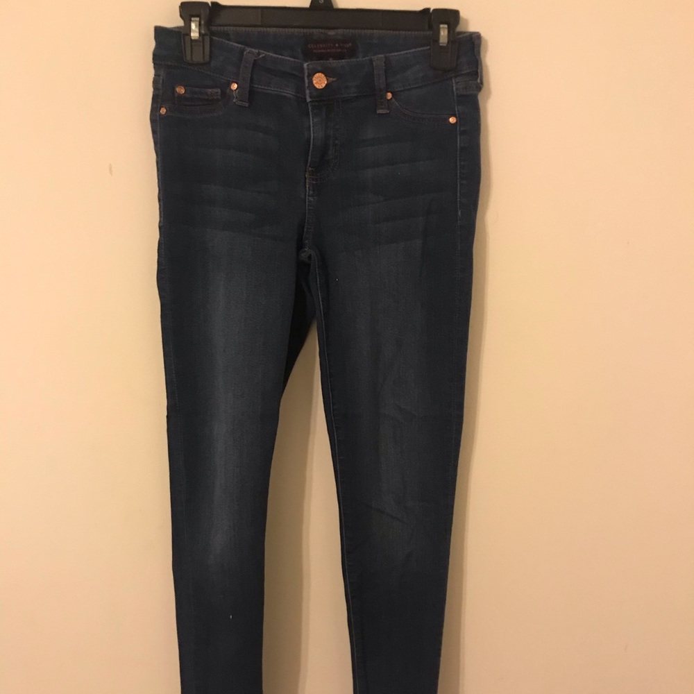 Mid-Rise Skinny Ankle jeans. Size 3